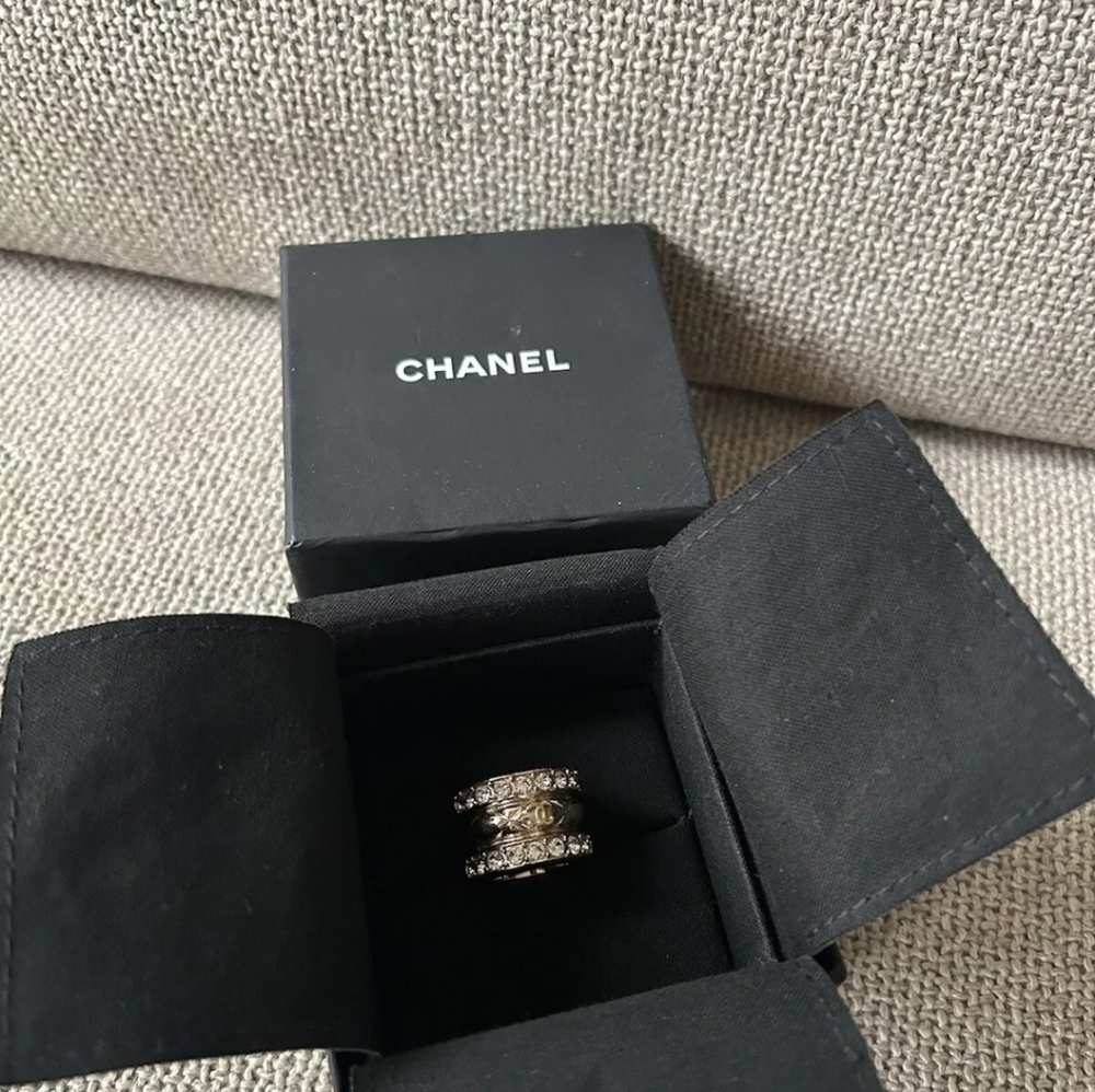 CHANEL COMĚTE CRYSTAL WIDE RING STATEMENT PIECE SIZE US EUC BOX